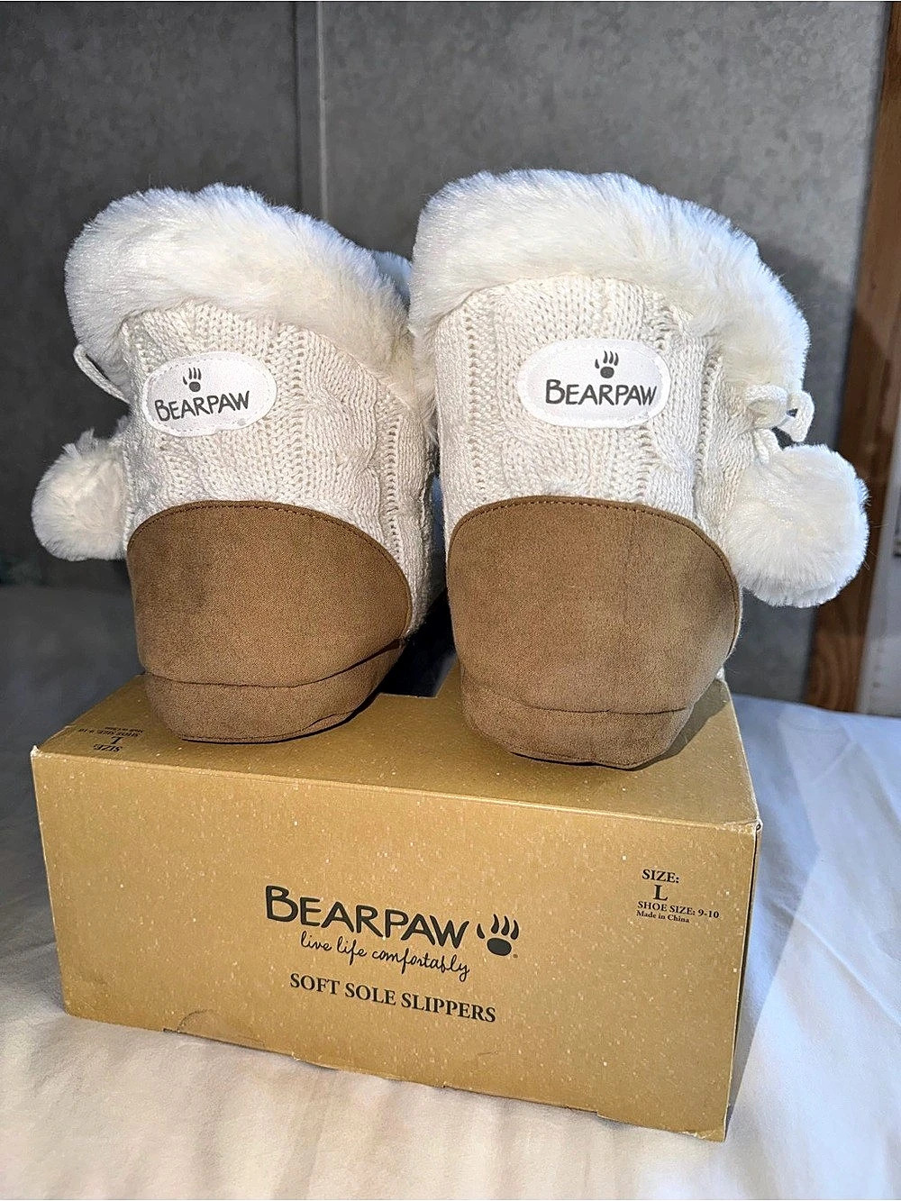 BEARPAW Soft Sole Slippers Faux Fur Slippers in White US 9-10 NEW